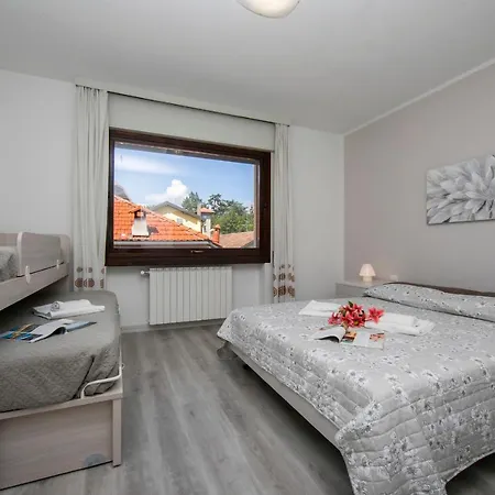 Solcio Sleeps 6 شقة لسا