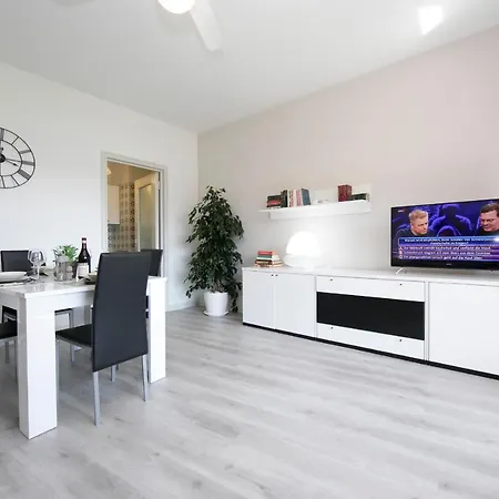 Solcio Sleeps 6 * لسا