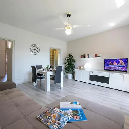 Solcio Sleeps 6 لسا