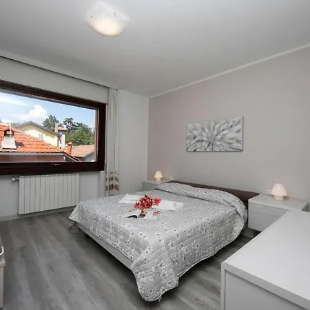 Solcio Sleeps 6 شقة لسا