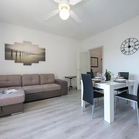Solcio Sleeps 6 شقة لسا